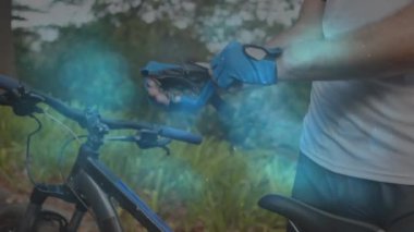 Bisikletli ve eldiven giyen beyaz adamın üzerinde hareket eden şekillerin animasyonu. pedal günü ve dijital olarak üretilen video konsepti.