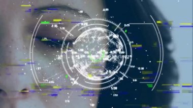 Parazit animasyonu, endoskop taraması ve beyaz bir kadının gözünün üstündeki küreyi tarama. küresel dijital arayüz, veri işleme ve teknoloji konsepti dijital olarak oluşturulmuş video.