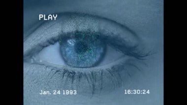 Kafkasyalı bir kadının gözü üzerinde parazit ve dijital insan animasyonu. küresel iş, finans, bağlantılar ve dijital arayüz konsepti dijital olarak oluşturulmuş video.