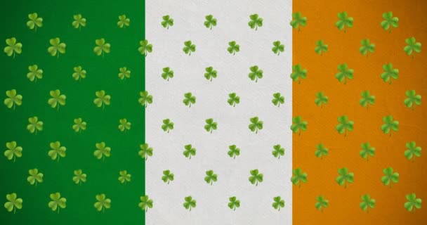 Animation Numérique Plusieurs Feuilles Trèfle Déplaçant Contre Drapeau Irlandais Heureux — Video