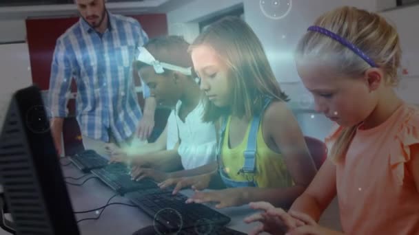 Öğretmeni Bilgisayar Kullanan Çeşitli Okul Çocukları Üzerinde Veri Işleme Animasyonu — Stok video
