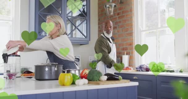 Animação Ícones Coração Sobre Diversos Casais Cozinhando Juntos Conceito Hobby — Vídeo de Stock