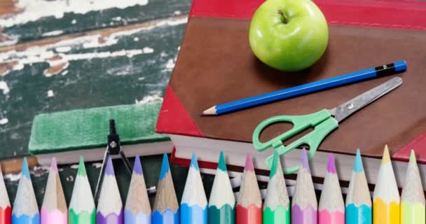 Animação Lápis Sobre Itens Escolares Mesa Madeira Conceito Educação Escola — Vídeo de Stock