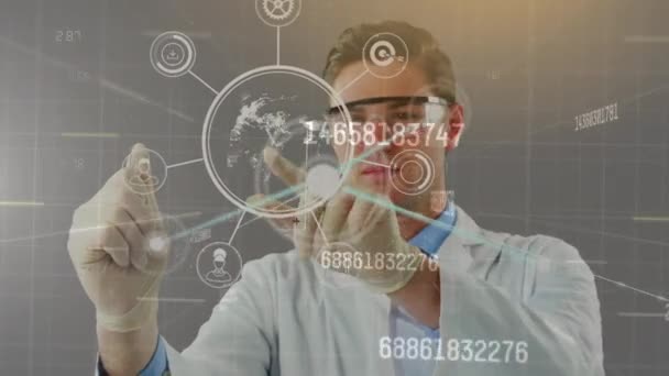 在灰色背景下 通过数据处理和微笑的高加索男医生在全球动画化 地球仪和地图概念数字生成的视频 — 图库视频影像