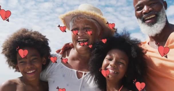 Animation Hearts Smile Αφροαμερικάνικη Οικογένεια Χαμογελώντας Και Αγκαλιάζοντας Οικογένεια Ξοδεύουν — Αρχείο Βίντεο
