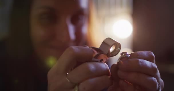 Κινούμενα Σχέδια Καρδιών Πάνω Από Καυκάσια Γυναίκα Που Επιθεωρεί Δαχτυλίδι — Αρχείο Βίντεο
