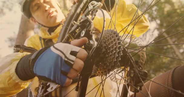 Animação Homem Caucasiano Reparando Sua Bicicleta Pedal Dia Celebração Conceito — Vídeo de Stock