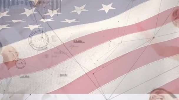 Animation Amerikanska Flaggan Över Leende Olika Grupp Vänner Samarbetar Patriotism — Stockvideo