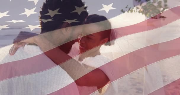 Анимация Американского Флага Над Улыбающейся Африканской Супружеской Парой Пляже Патриотизм — стоковое видео