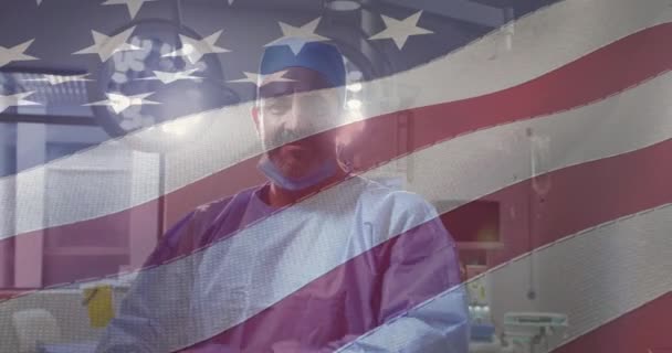 Beyaz Erkek Doktorun Gülümsemesi Üzerine Amerikan Bayrağı Animasyonu Vatanseverlik Kutlama — Stok video