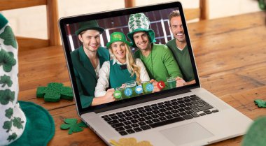 Webcam 'de bir grup arkadaşın bira içerken bilgisayardan ahşap masada görüntülerini izliyoruz. Aziz Patrick 'in kutlama konsepti