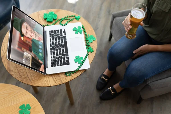 Barda Dizüstü Bilgisayar Konferansı Yaparken Elinde Bira Bardağı Tutan Bir — Stok fotoğraf