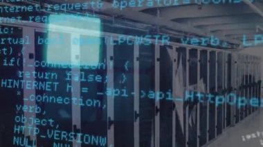 Sunucu odasında veri işleme animasyonu. küresel ulaşım, bağlantılar, dijital arayüz ve teknoloji konsepti dijital olarak oluşturulmuş video.