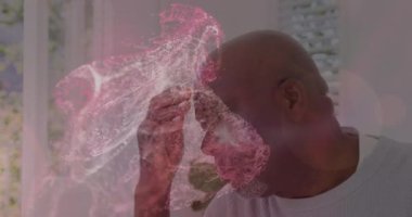 Afrika kökenli Amerikalı bir adamın alnına dokunduğu beyaz noktaların animasyonu. Tıbbi ve sağlık hizmetleri konsepti dijital olarak oluşturulmuş video.