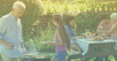 Gülümseyen beyaz bir ailenin barbekü yaptığı animasyon. Ulusal piknik günü ve dijital olarak üretilen video konsepti.