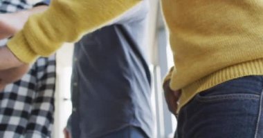 İyi titreşimlerin animasyonu sadece farklı insanların bir araya geldiği bir mesajdır. Retro iletişim ve sosyal medya konsepti dijital olarak oluşturulmuş video.