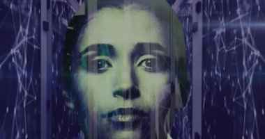 Sunucu odasında hareket eden şekiller üzerinde beyaz kadın animasyonu. bulut hesaplama ve veri işleme kavramı dijital olarak oluşturulmuş video.