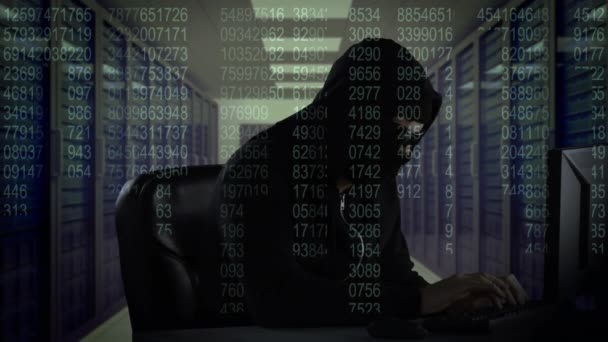 Animation Der Datenverarbeitung Über Kaukasische Männliche Hacker Die Computer Serverraum — Stockvideo