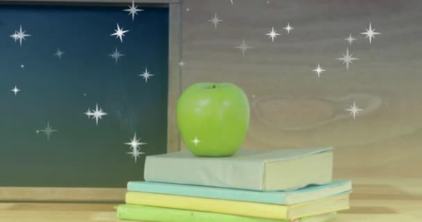 Animação Estrelas Sobre Maçã Com Livros Papelão Mundo Livro Noite — Vídeo de Stock