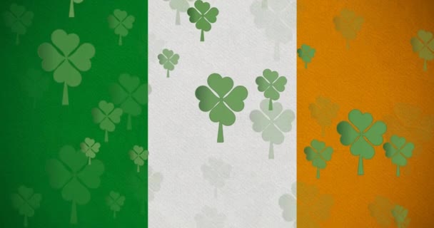 Digitální Animace Několika Jetelových Listů Plovoucích Proti Irské Vlajce Happy — Stock video