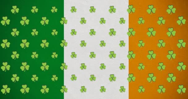 複数のクローバーの葉のデジタルアニメーションは アイルランドの旗に向かって移動します ハッピー パークのお祝いのコンセプト — ストック動画