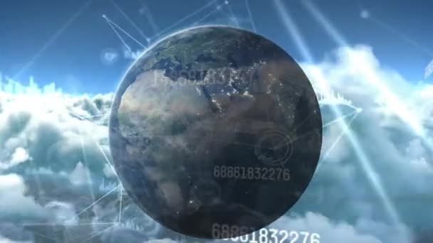 在数据处理和云彩上的全球动画 地球仪和地图概念数字生成的视频 — 图库视频影像