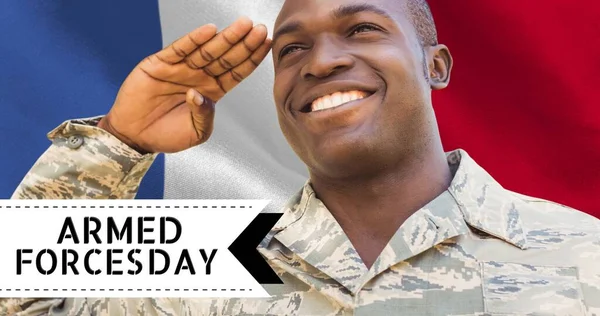 有关非洲裔美国青年士兵向法国国旗致敬的文字 武装部队 数字复合材料 爱国心和武装部队日 — 图库照片