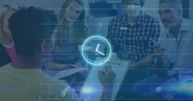 Çeşitli iş adamlarının veri işleme videoları ve saatleri. dijital arayüzler konsept ve bağlantılar konsepti dijital olarak oluşturulmuş video.