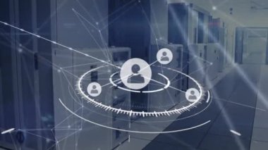 Sunucu odasındaki simgelerle ve taramalarla bağlantı ağının animasyonu. küresel iş, finans, bağlantılar ve dijital arayüz konsepti dijital olarak oluşturulmuş video.