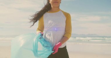 Gülümseyen İspanyol kadının sahilden çöp toplaması üzerine ışık animasyonu. Çevre koruma gönüllüsü ayı dijital olarak oluşturulmuş video.