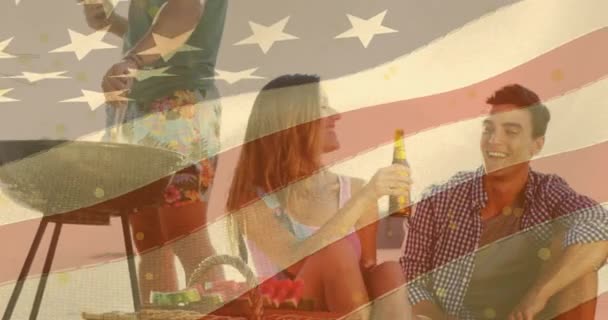 Animação Bandeira Americana Sobre Diversos Grupos Amigos Bebendo Cerveja Fazendo — Vídeo de Stock