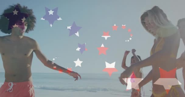 Animación Bandera Americana Sobre Diverso Grupo Amigos Bailando Playa Patriotismo — Vídeo de stock