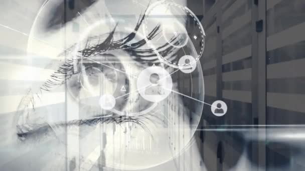 Анимация Сети Соединений Иконками Глазом Над Серверной Комнатой Глобальная Коммуникационная — стоковое видео