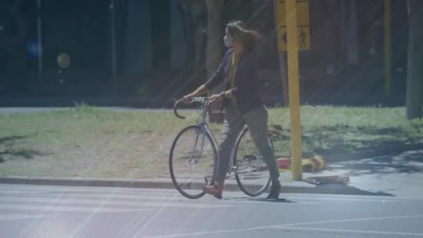 Yüz Maskeli Bisikletle Yürüyen Melez Bir Kadının Üzerinde Hareket Eden — Stok video