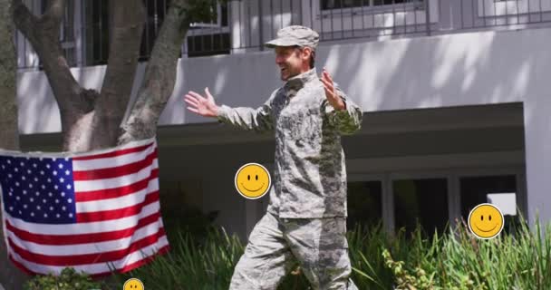 Beyaz Bir Çocuğun Askere Koşması Üzerine Düşen Emojilerin Videosu Amerikan — Stok video
