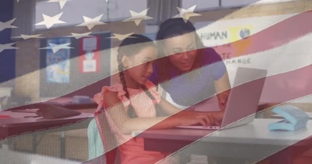 Animacja Flagi Stanów Zjednoczonych Ameryki Nad Zróżnicowaną Nauczycielką Dziewczyną Korzystającą — Wideo stockowe