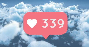 Mavi gökyüzündeki bulutlara karşı kırmızı konuşma baloncuğunda artan sayıdaki kalp ikonu. Sosyal medya ağı ve teknoloji kavramı