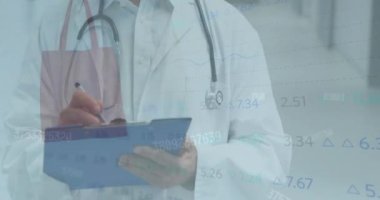 Gülümseyen beyaz erkek doktorun istatistik ve veri işleme animasyonu. tıp ve sağlık hizmetleri kavramı dijital olarak üretilen video.