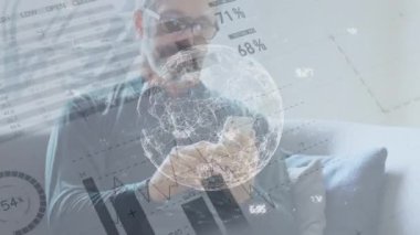 Kafkasyalı iş adamının mali veri işleme videosu. küresel iş, finans, teknoloji ve bağlantılar konsepti dijital olarak oluşturulmuş video.