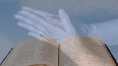 Beyaz bir kadının elleri açık İncil için dua edişinin animasyonu. din ve inanç kavramı dijital olarak oluşturulan video.