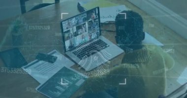 Bilgisayarı kullanan kadının üzerinde veri işleme ve güvenlik parmak izi animasyonu. küresel iletişim ve veri güvenliği konsepti dijital olarak oluşturulmuş video.