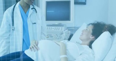 Hastanedeki melez kadın doktor ve hamile kadın hakkındaki veri ve bağlantıların animasyonu. ilaç, sağlık hizmetleri ve hamilelik konsepti dijital olarak üretilen video.