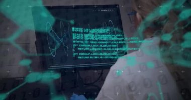 Bilgisayar kullanan beyaz bir kadının beyniyle dijital arayüzün videosu. dijital arayüzler konsept ve bağlantılar konsepti dijital olarak oluşturulmuş video.