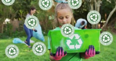Kırsal kesimde elinde geri dönüşüm kutusu tutan mutlu beyaz kız için geri dönüşüm ikonları düşme animasyonu. Çevre koruma gönüllü ayı dijital video.