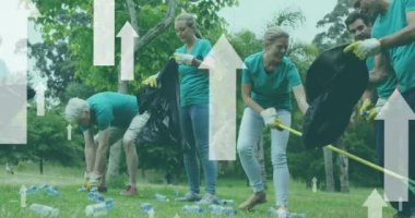 Mutlu çeşitli grupların üzerinde uçan oklar kırsal bölgelerdeki çöpleri temizliyor. Çevre koruma gönüllüsü ayı dijital olarak oluşturulmuş video.
