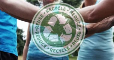 Beyaz gönüllü grupların el ele tutuşmasını kutlayan metin ve logonun canlandırılması. Çevre koruma gönüllüsü ayı dijital olarak oluşturulmuş video.