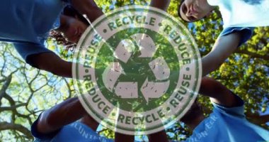 Beyaz gönüllü grupların el ele tutuşmasını kutlayan metin ve logonun canlandırılması. Çevre koruma gönüllüsü ayı dijital olarak oluşturulmuş video.