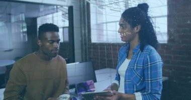 Çeşitli iş adamları üzerinde dijital arayüz videosu. dijital arayüzler konsept ve bağlantılar konsepti dijital olarak oluşturulmuş video.