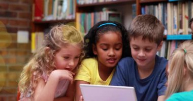 Okuldaki çeşitli okul öğrencileri üzerine düşen okul malzemelerinin animasyonu. öğrenim ve eğitim kavramı dijital olarak oluşturulmuş video.