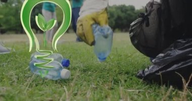 Kırsal kesimde gönüllülerle temizlik yapan mutlu beyaz adam üzerinde yeşil ampul logosu. Çevre koruma gönüllü ayı dijital video.